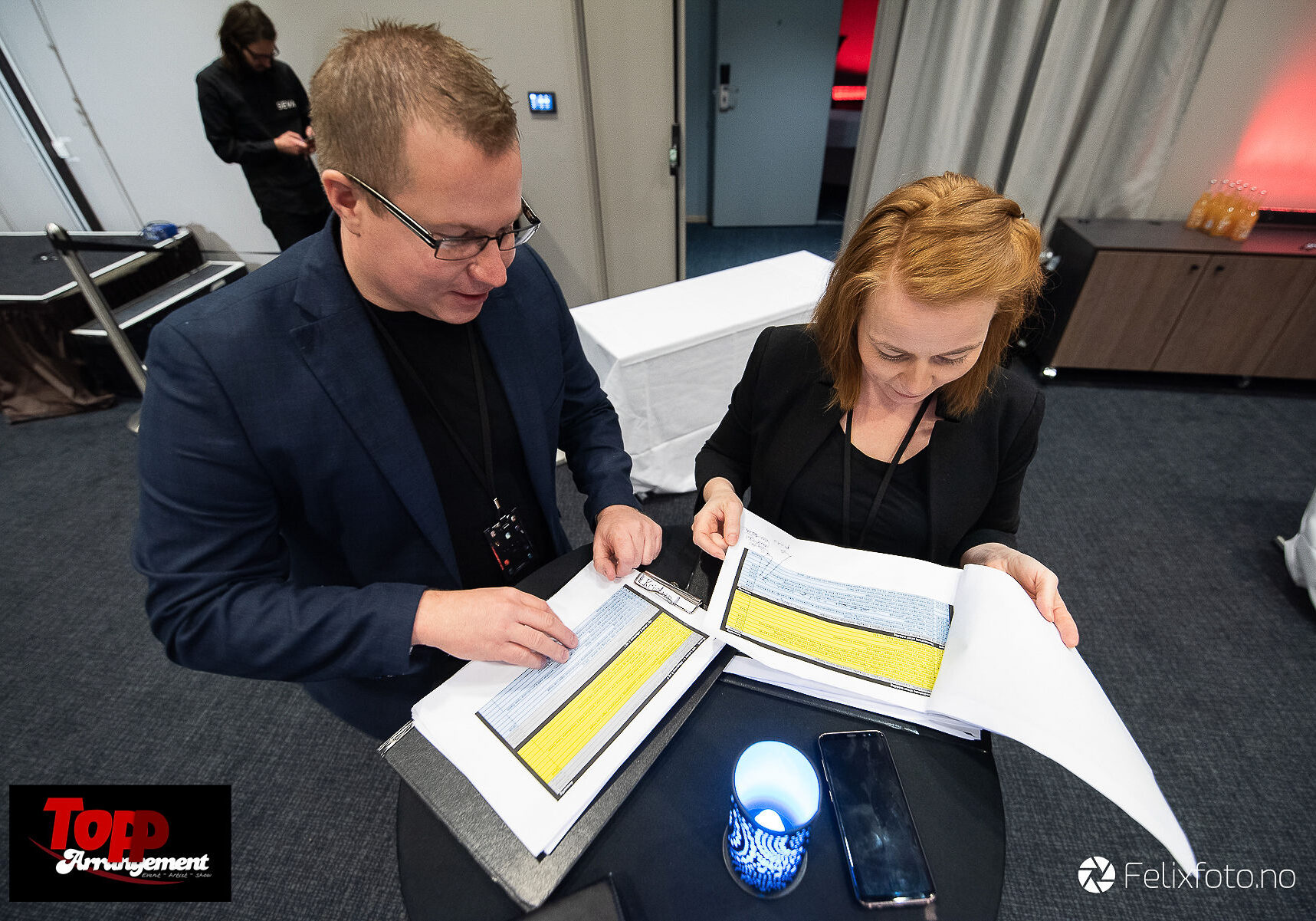 Prosjektledere med siste gjennomgang av kveldens kjøreplan www.topparrangement.no