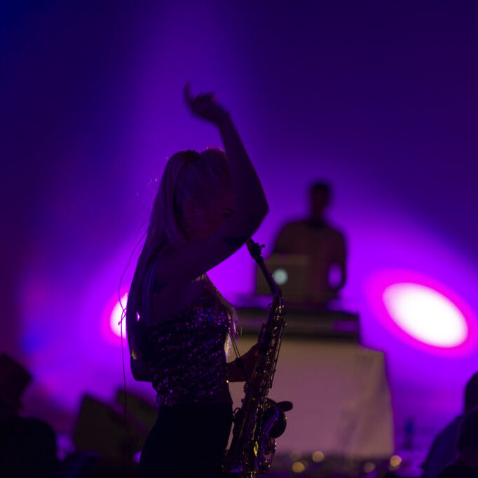 July Sax DJ og saksofon