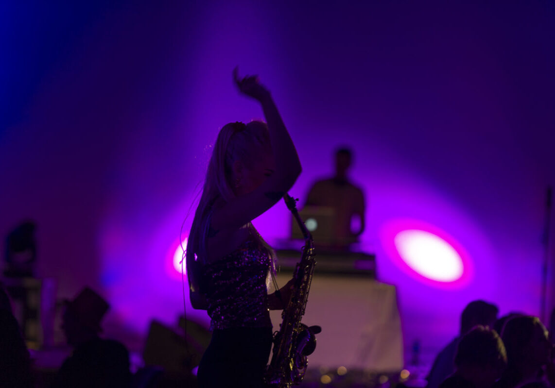 July Sax DJ og saksofon